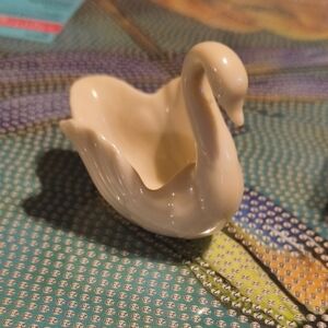 Lenox Cream Swan Accent Piece
